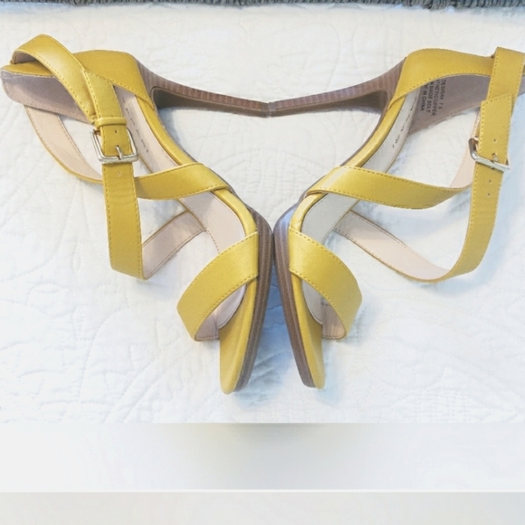 Tahari Yellow Heels. - Picture 4 of 12